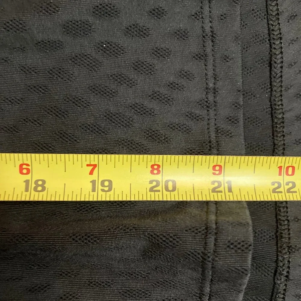 Under Armour Mesh Heatgear Loose Fit Black Tank  Size: Extra Small - Picture 11 of 15